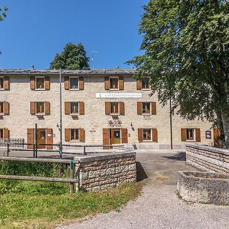 Locanda Alpina A 1250 Mt Ala Bagian luar foto