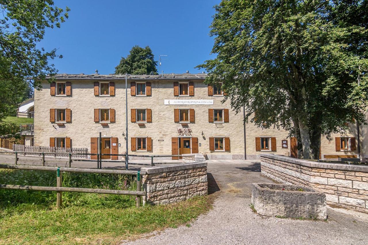 Locanda Alpina A 1250 Mt Ala Bagian luar foto