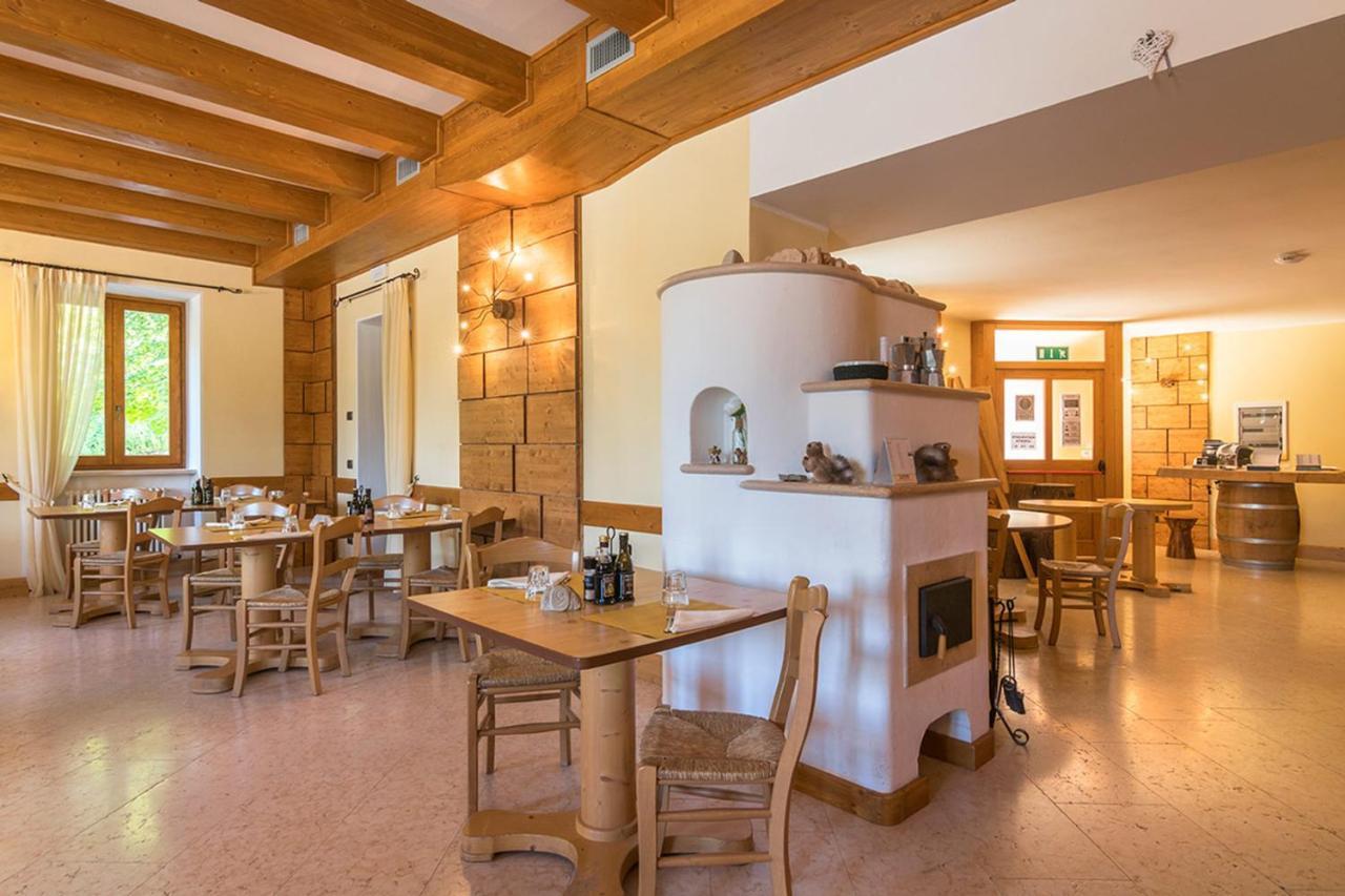 Locanda Alpina A 1250 Mt Ala Bagian luar foto