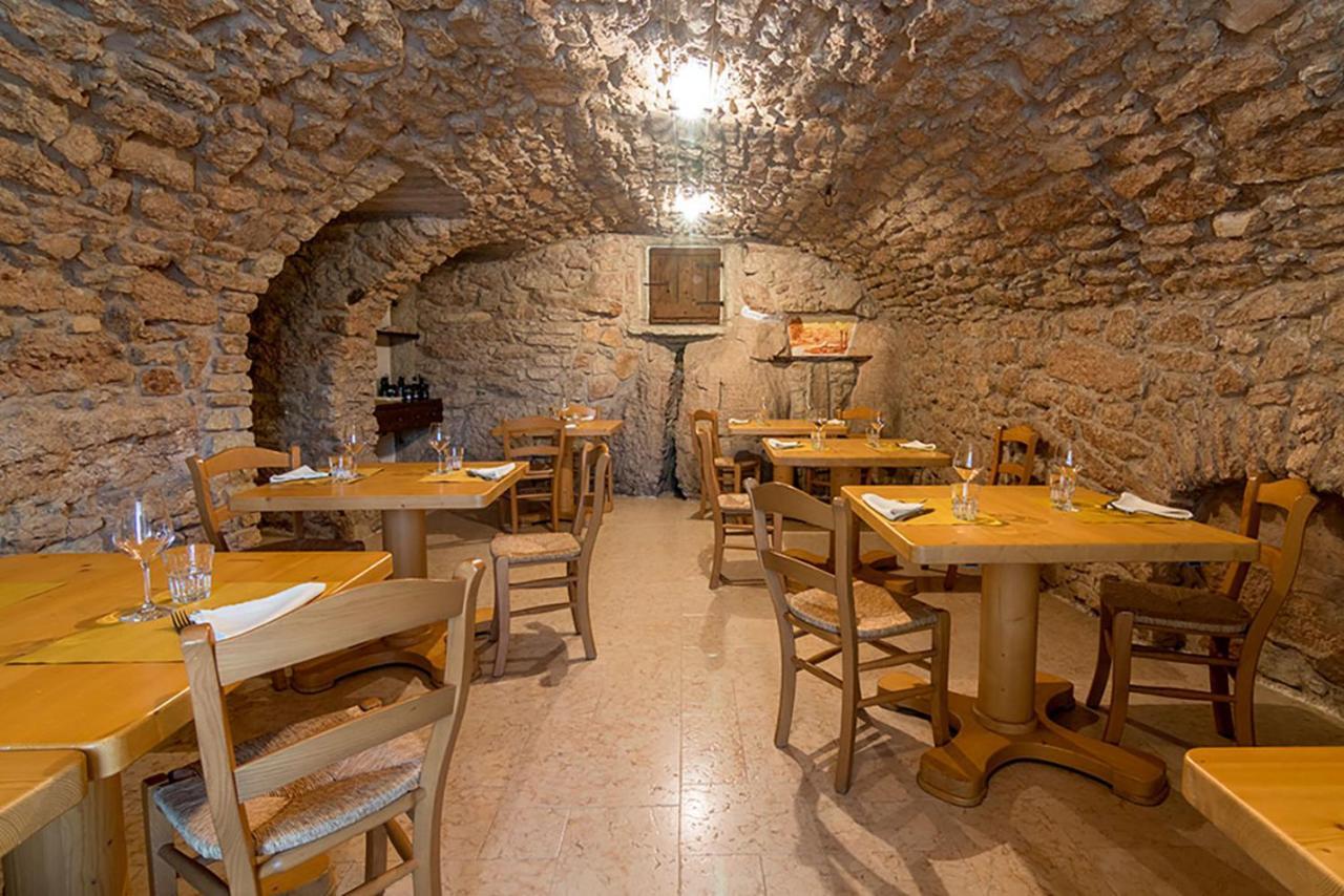 Locanda Alpina A 1250 Mt Ala Bagian luar foto