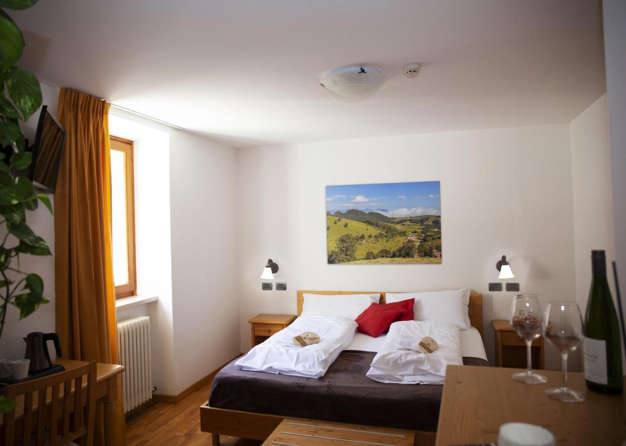 Locanda Alpina A 1250 Mt Ala Bagian luar foto